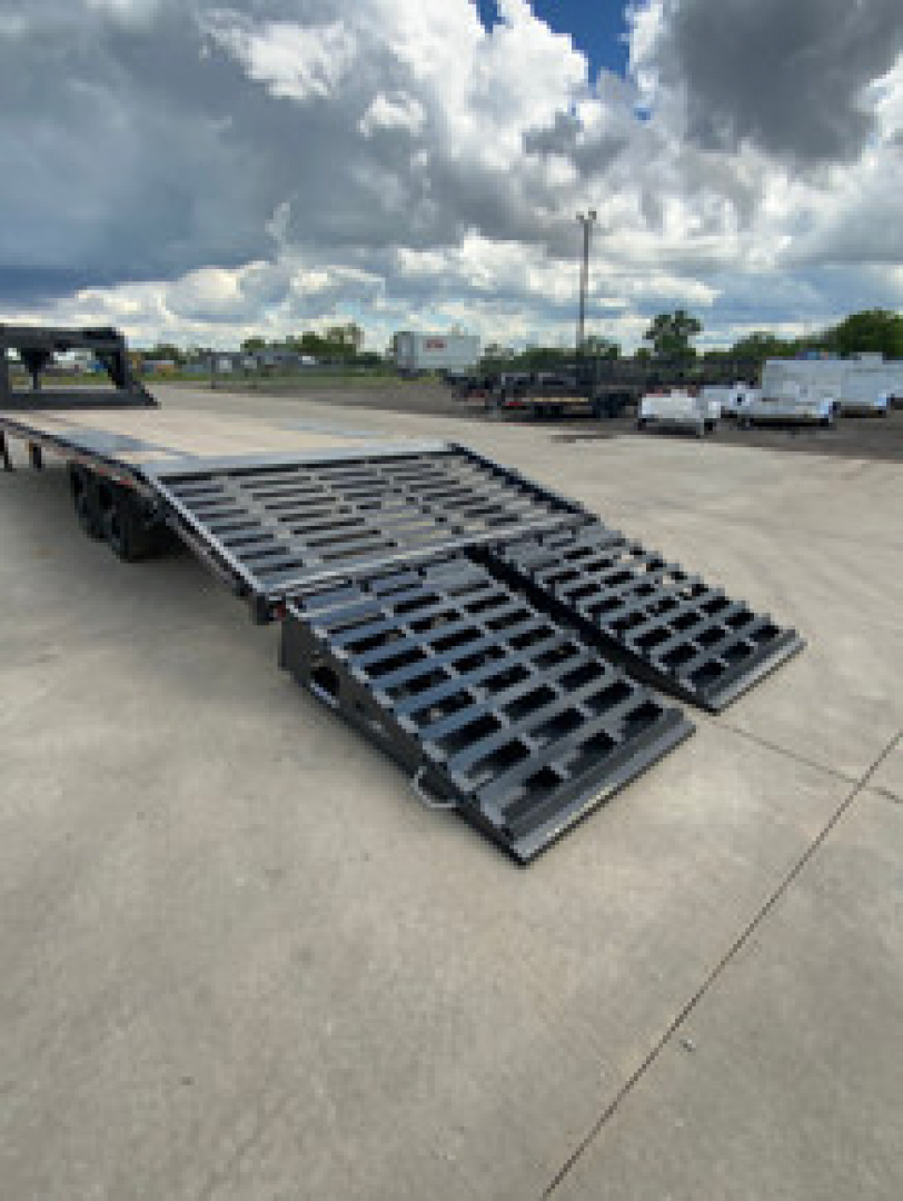 New 2025 Diamond C FMAX 208 28 X 102 Deckover Trailer