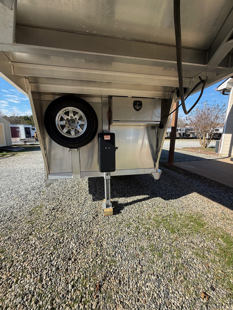 Consignment 2024 Cimarron Trailers Lonestar Stock Combo 20' Horse Trailer