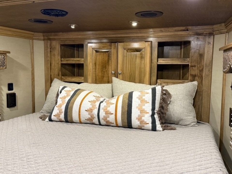 New 2026 Platinum Coach 4H Outlaw Conversion Horse Trailer