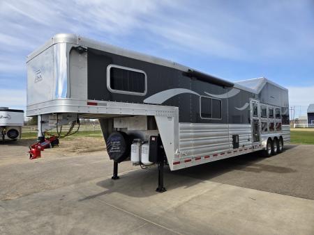 New 2026 Platinum Coach 4H Outlaw Conversion Horse Trailer