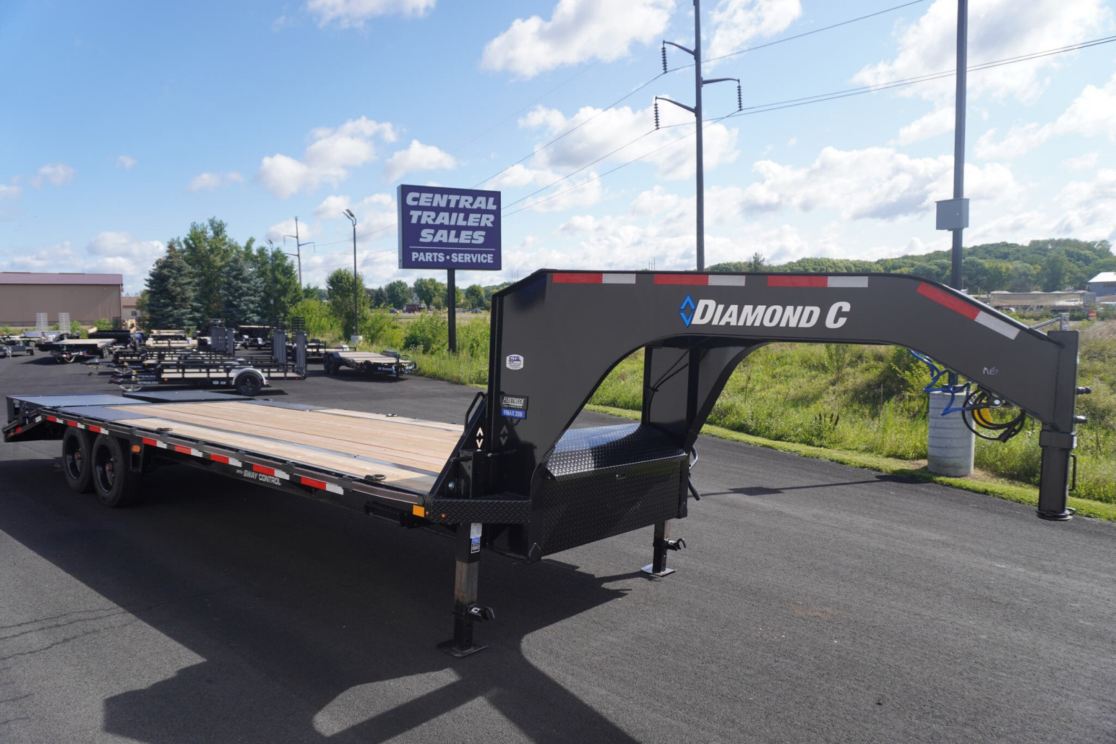 New 2024 Diamond C Trailers 25' Gooseneck Deckover
