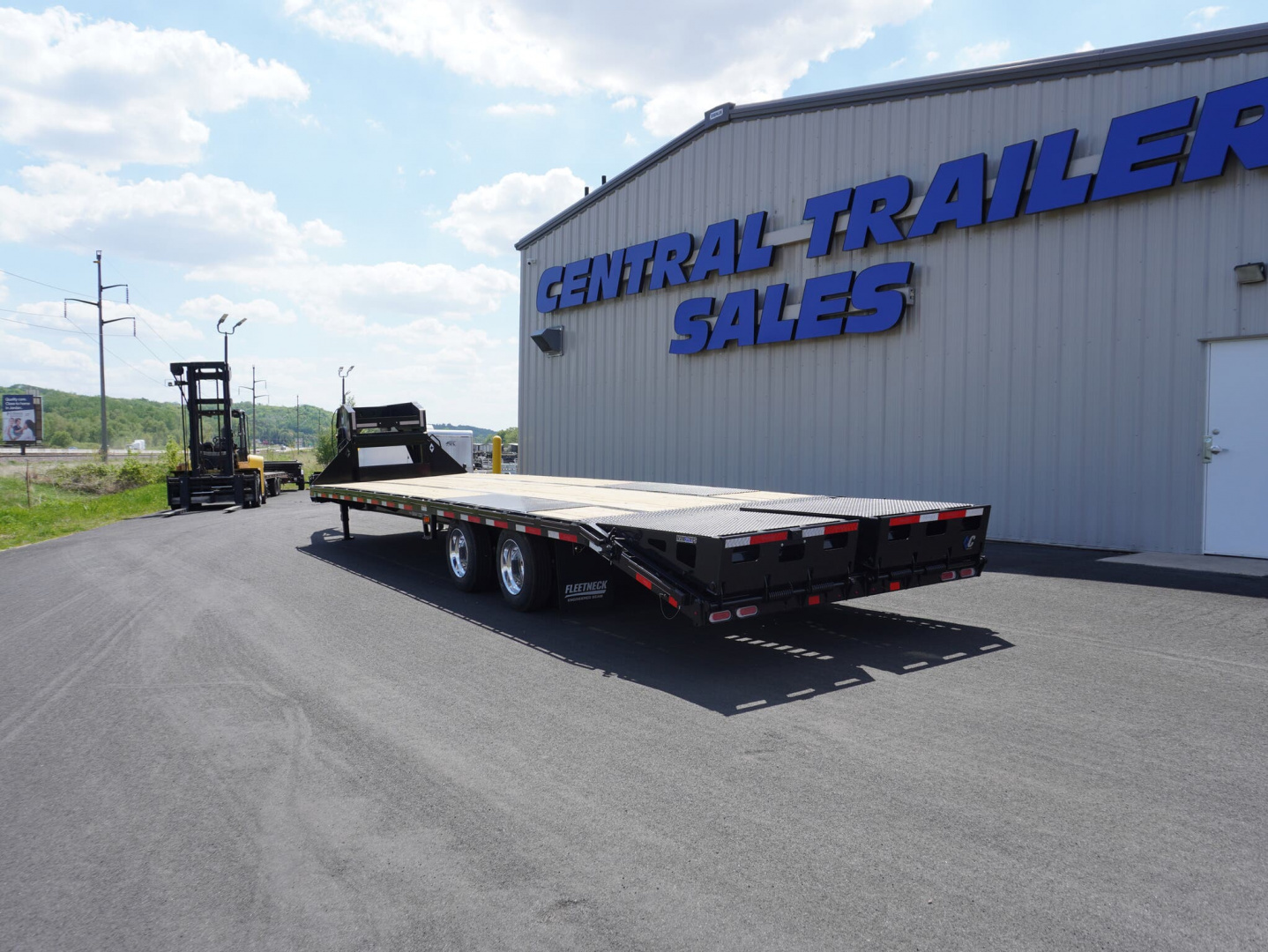 New 2025 Diamond C Trailers 32ft Gooseneck Deckover