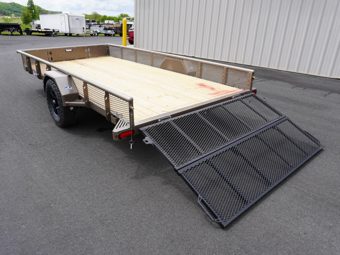 New 2025 Diamond C Trailers 135 83'x14ft Venture Utility