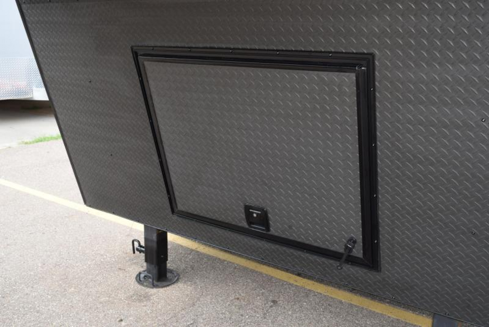 New BRAVO 8.5x36' STAR GOOSENECK RACE TRAILER