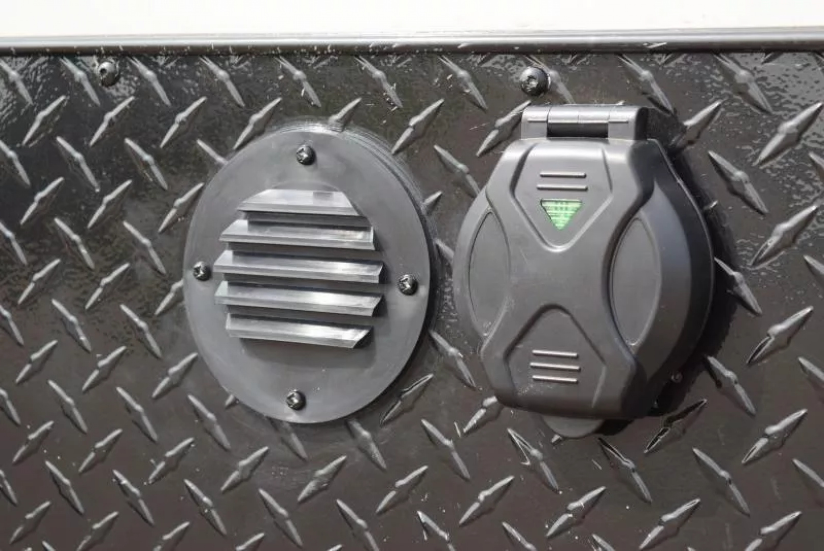 New BRAVO 8.5x20 SCOUT PERFORMANCE ENCLOSED RACE TRAILER *MIDNIGHT EDITION*