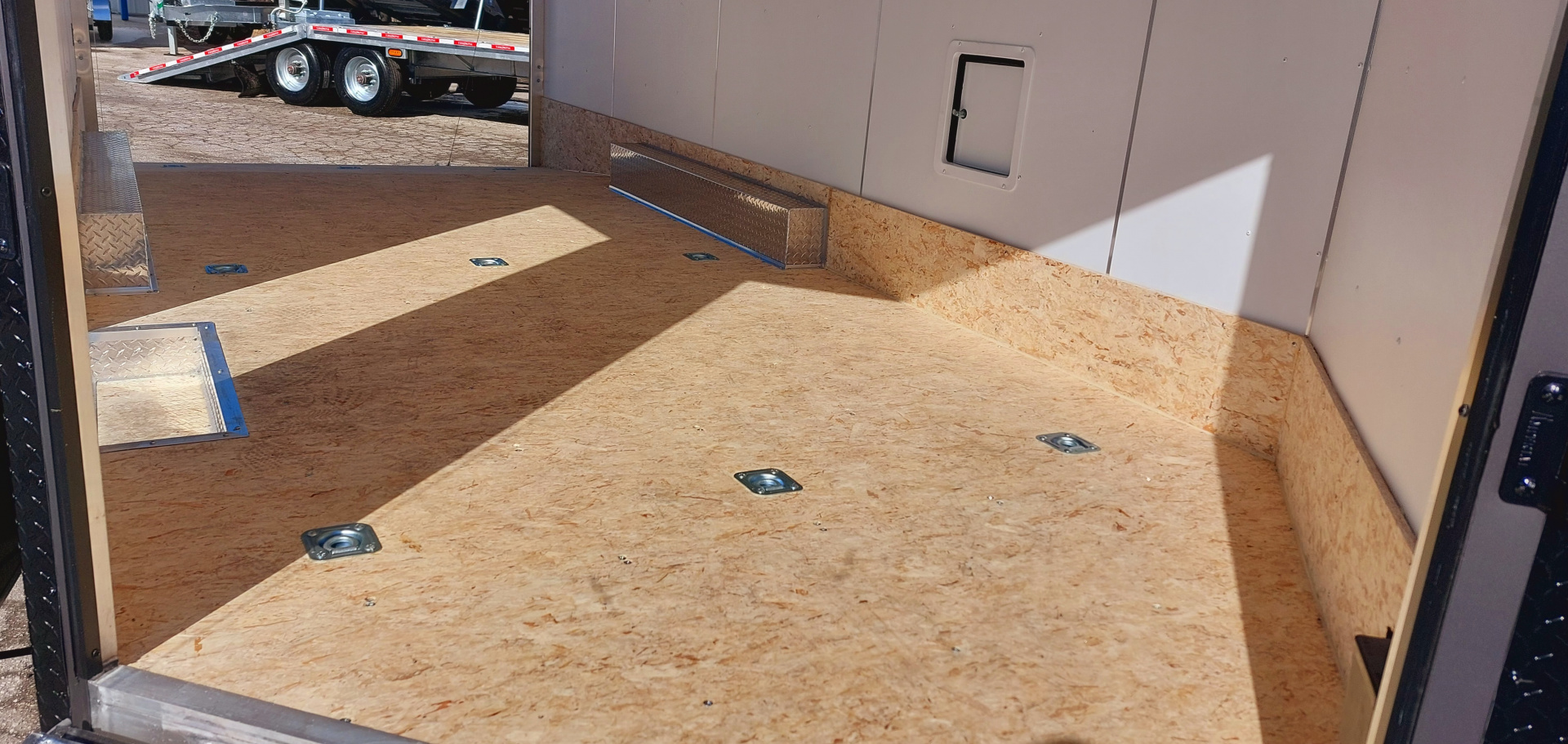 New 8 X 18 SNOWMOBILE/CAR HAULER/ENCLOSED 18' BOX + 4' V NOSE ALL ALUMINUM LIGHTNING