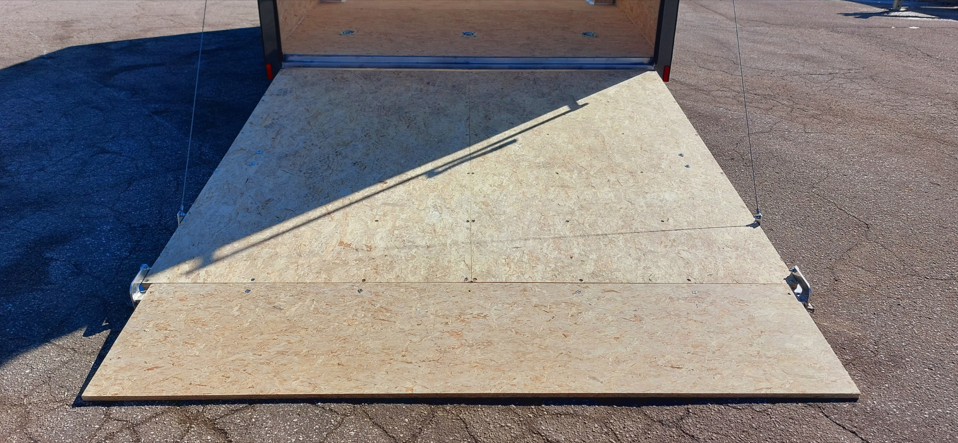 New 8 X 18 SNOWMOBILE/CAR HAULER/ENCLOSED 18' BOX + 4' V NOSE ALL ALUMINUM LIGHTNING