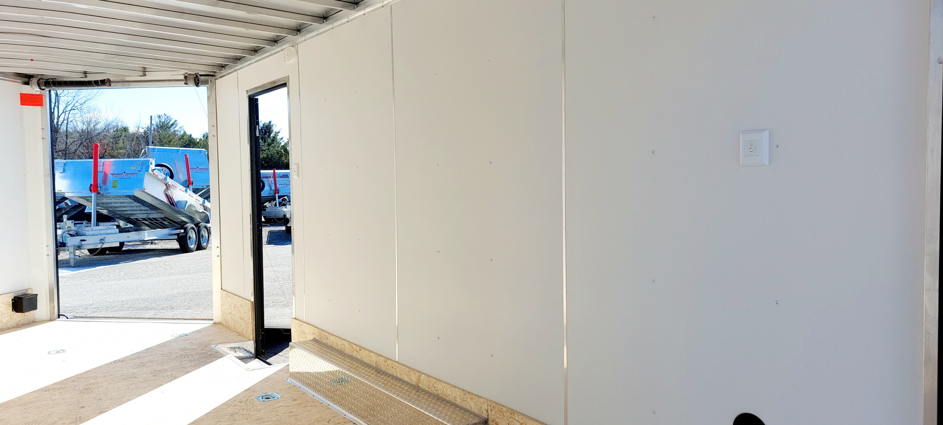 New 8 X 18 SNOWMOBILE/CAR HAULER/ENCLOSED 18' BOX + 4' V NOSE ALL ALUMINUM LIGHTNING