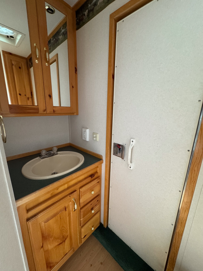 Used 2001 Sooner 2H LQ Horse Trailer