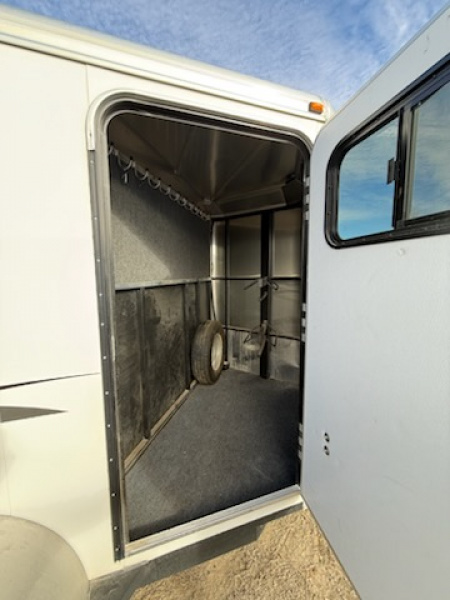 Used 2016 Logan Coach 2H CROSSFIRE BH Horse Trailer