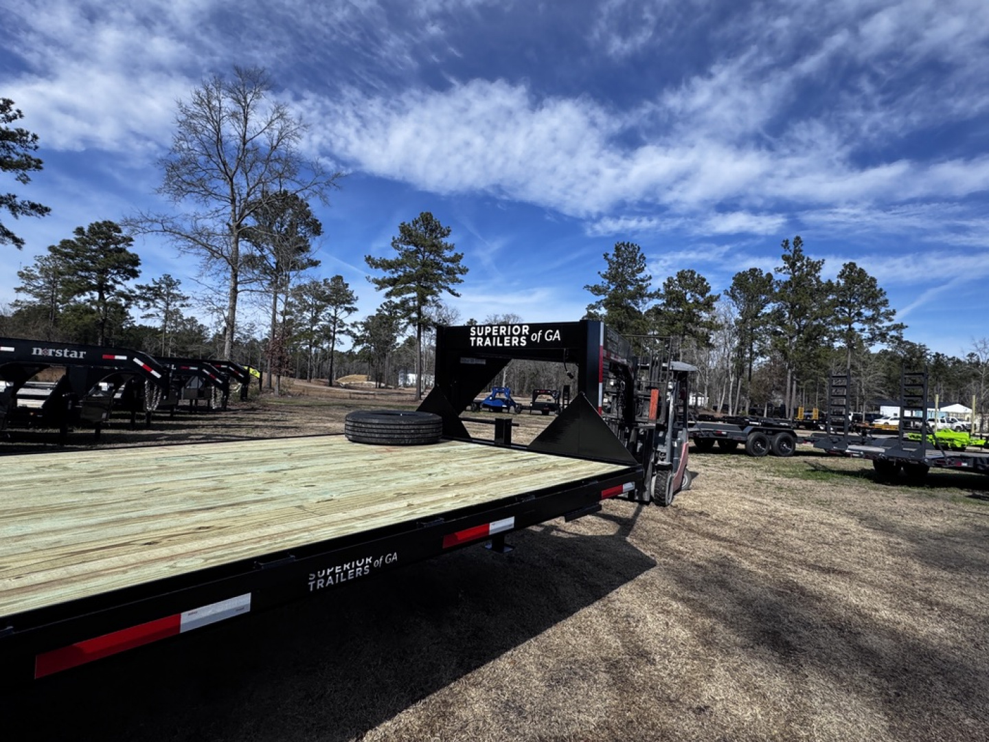 New 2026 Superior Manufacturing 8.5X24 DECKOVER GN Equipment Trailer