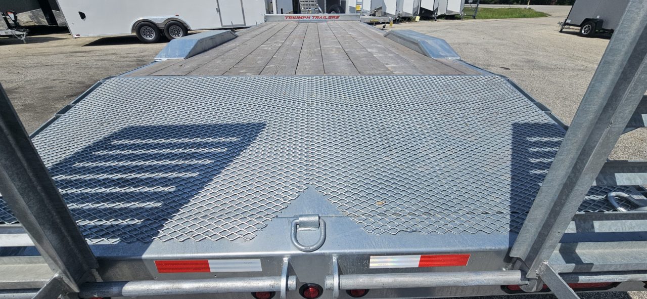 New 102X20+4 GALVANIZED DRIVEROVER EQUIPMENT TRAILER 7 K AXLES 2026 TRIUMPH