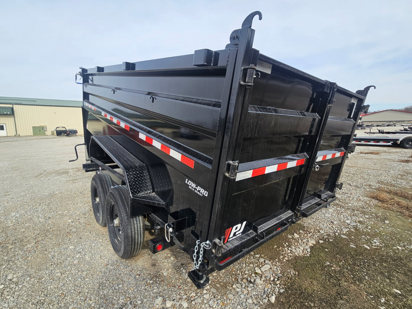 New 2025 PJ Trailers DM Dump Trailer