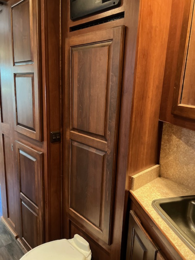 Used 2015 Shadow 3 horse w/12' lq midtack and genand midtack Horse Trailer