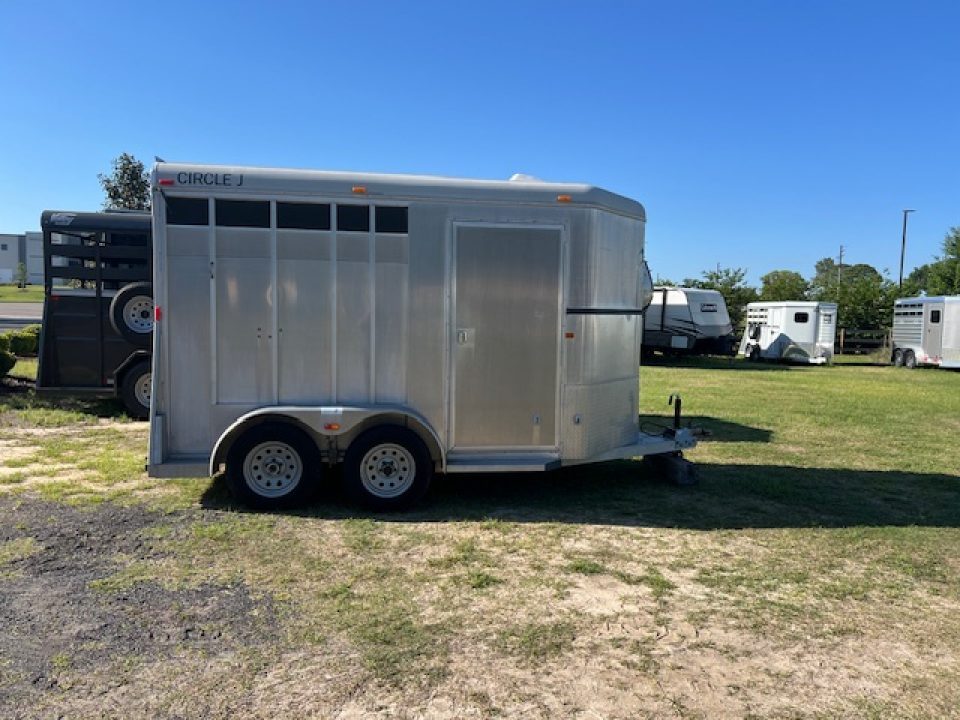 Used 2006 Circle J 2 horse slant with dressing room Horse Trailer