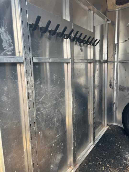 Used 2006 Circle J 2 horse slant with dressing room Horse Trailer