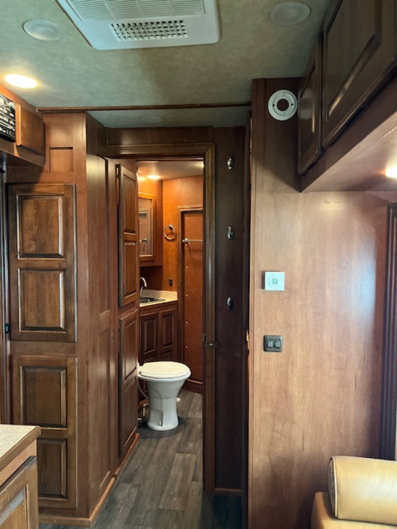 Used 2015 Shadow 3 horse w/12' lq midtack and genand midtack Horse Trailer