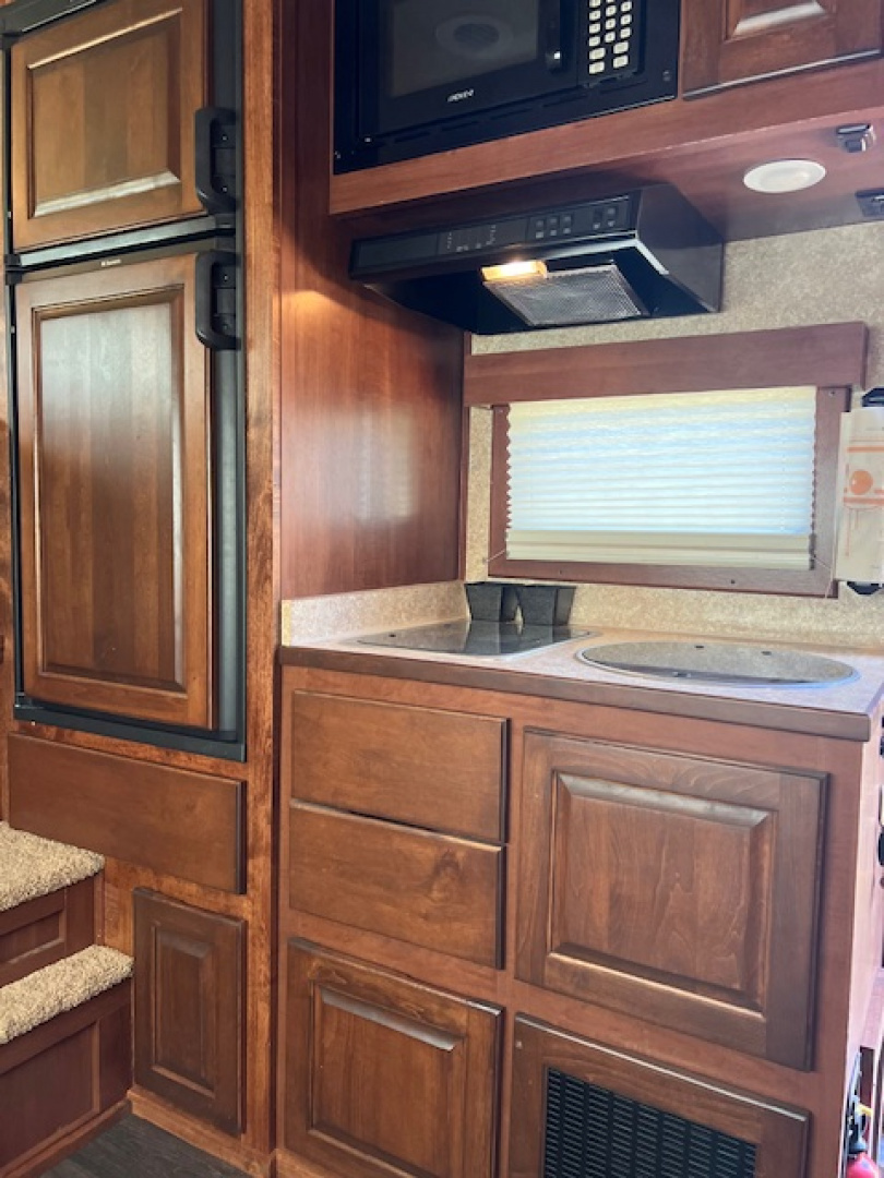 Used 2015 Shadow 3 horse w/12' lq midtack and genand midtack Horse Trailer