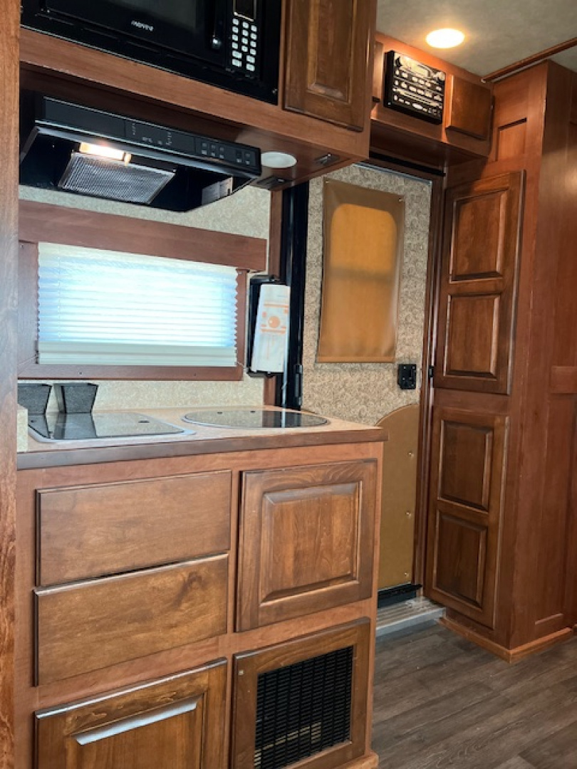 Used 2015 Shadow 3 horse w/12' lq midtack and genand midtack Horse Trailer