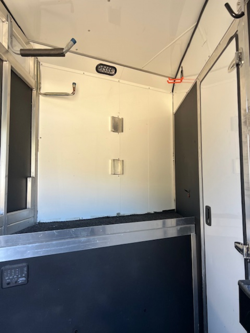 Used 2015 Shadow 3 horse w/12' lq midtack and genand midtack Horse Trailer