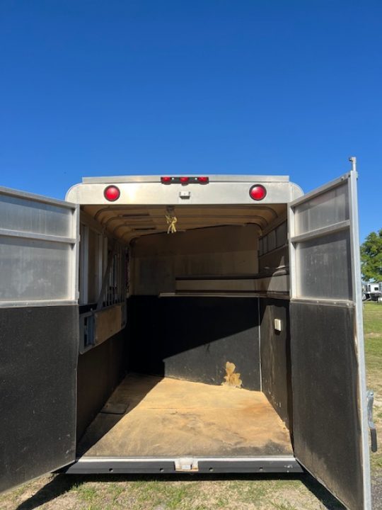 Used 2006 Circle J 2 horse slant with dressing room Horse Trailer