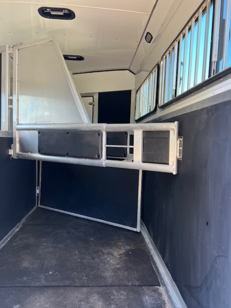 Used 2015 Shadow 3 horse w/12' lq midtack and genand midtack Horse Trailer