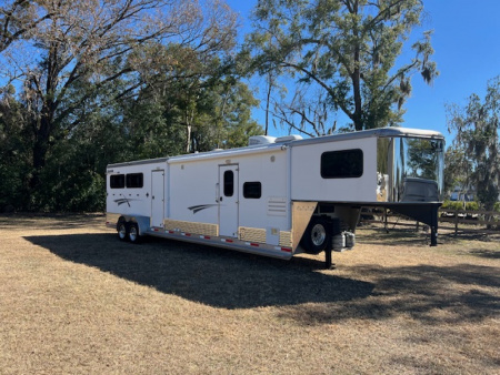 Used 2015 Shadow 3 horse w/12' lq midtack and genand midtack Horse Trailer