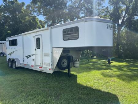 Used 2014 Shadow 3 horse w/8' living quarters Horse Trailer