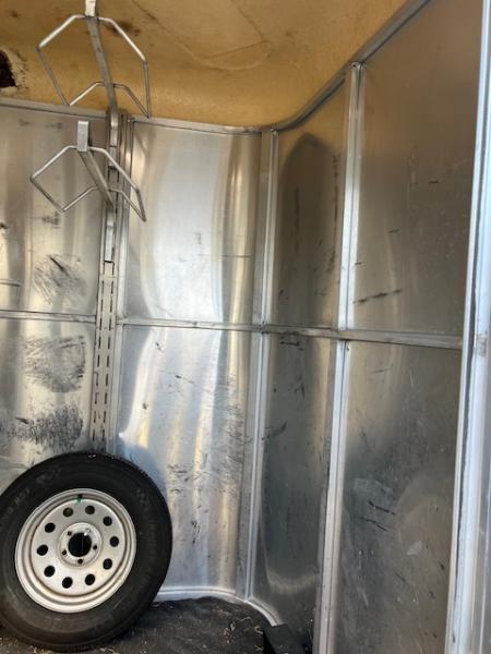 Used 2006 Circle J 2 horse slant with dressing room Horse Trailer