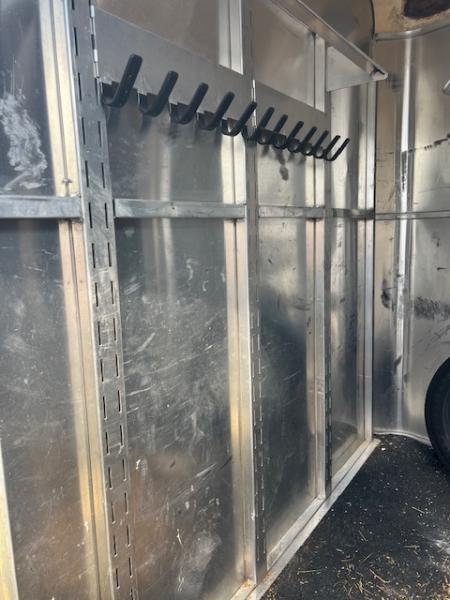 Used 2006 Circle J 2 horse slant with dressing room Horse Trailer