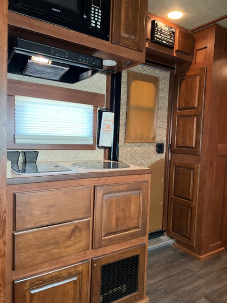 Used 2015 Shadow 3 horse w/12' lq midtack and genand midtack Horse Trailer