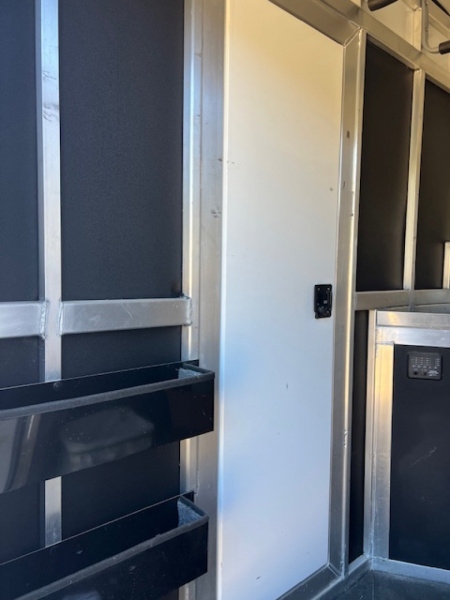 Used 2015 Shadow 3 horse w/12' lq midtack and genand midtack Horse Trailer