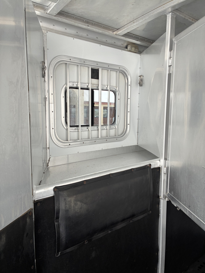 Used 2005 Exiss XT/314 LQ Horse Trailer