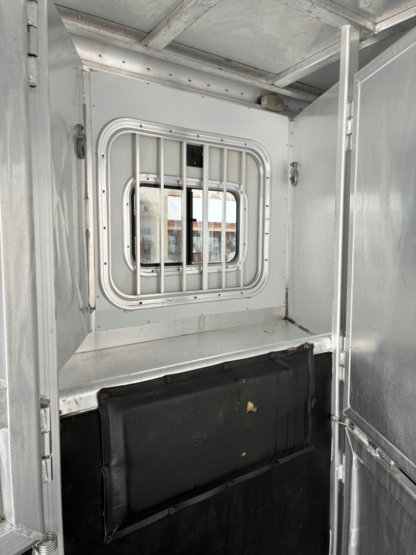 Used 2005 Exiss XT/314 LQ Horse Trailer