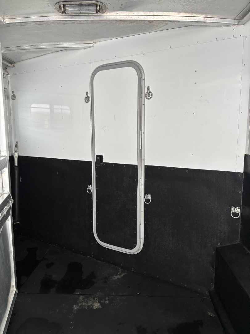 Used 2005 Exiss XT/314 LQ Horse Trailer