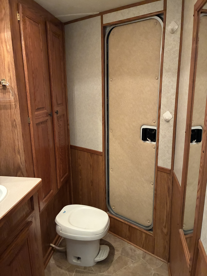 Used 2005 Exiss XT/314 LQ Horse Trailer