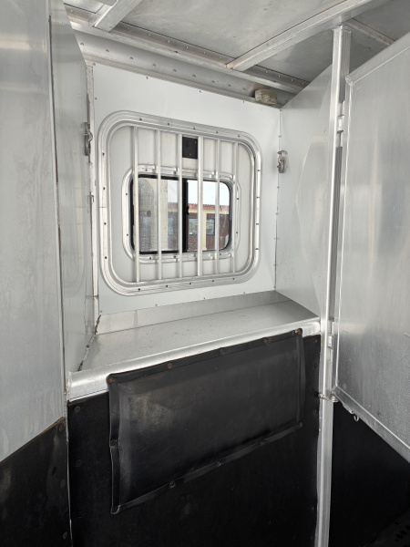 Used 2005 Exiss XT/314 LQ Horse Trailer