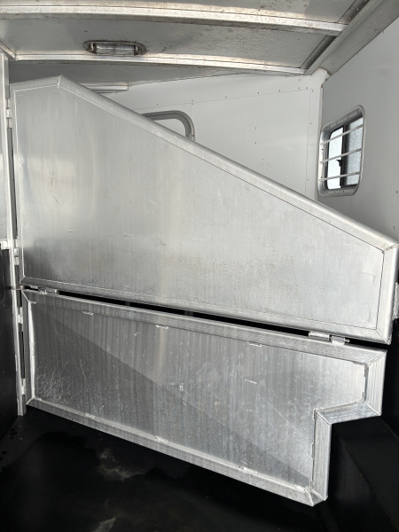 Used 2005 Exiss XT/314 LQ Horse Trailer