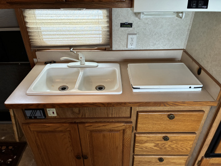 Used 2005 Exiss XT/314 LQ Horse Trailer