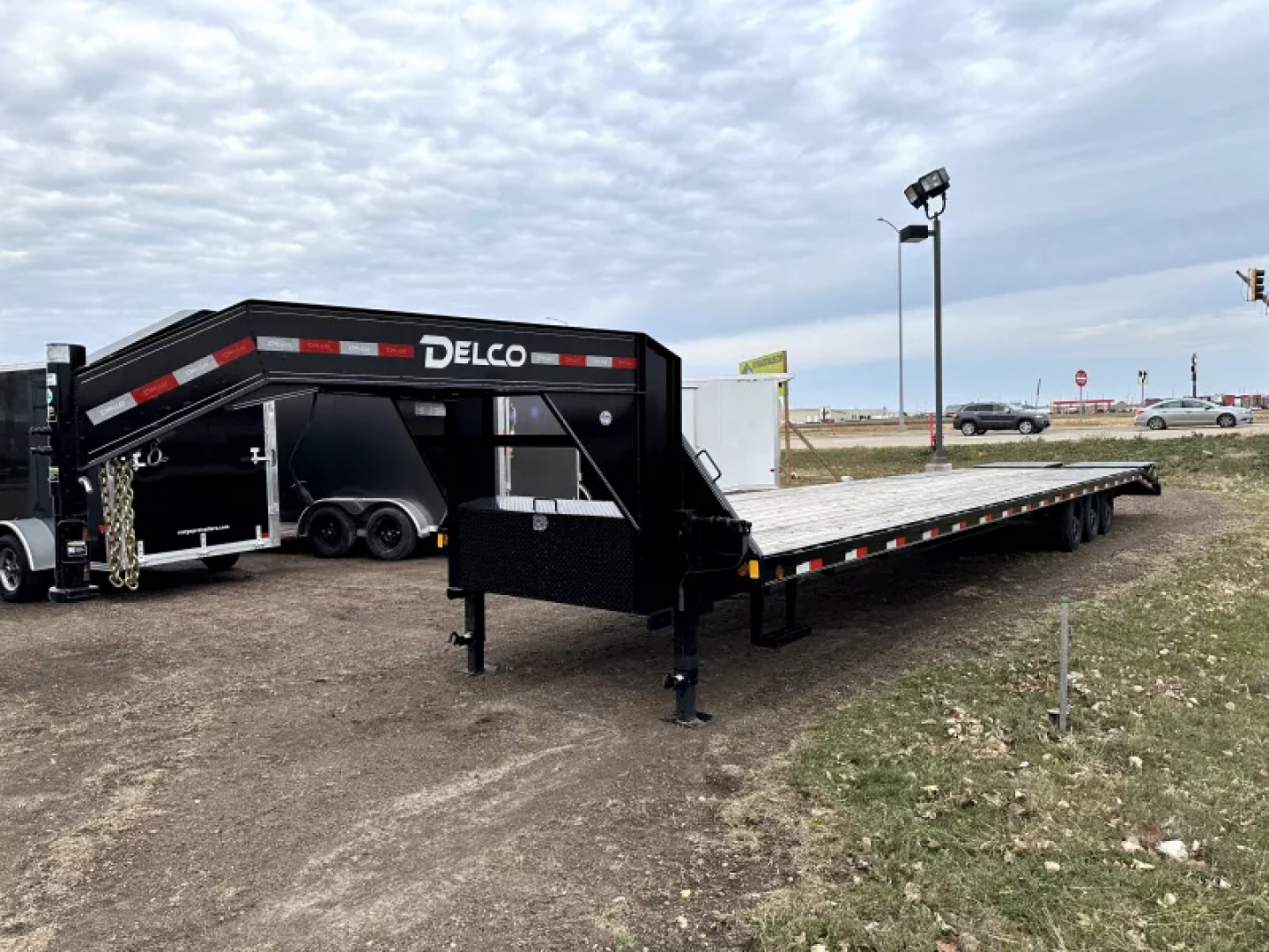 New 2025 Delco Trailers 40' Deckover w/Mega Ramps Gooseneck Flatbed ...