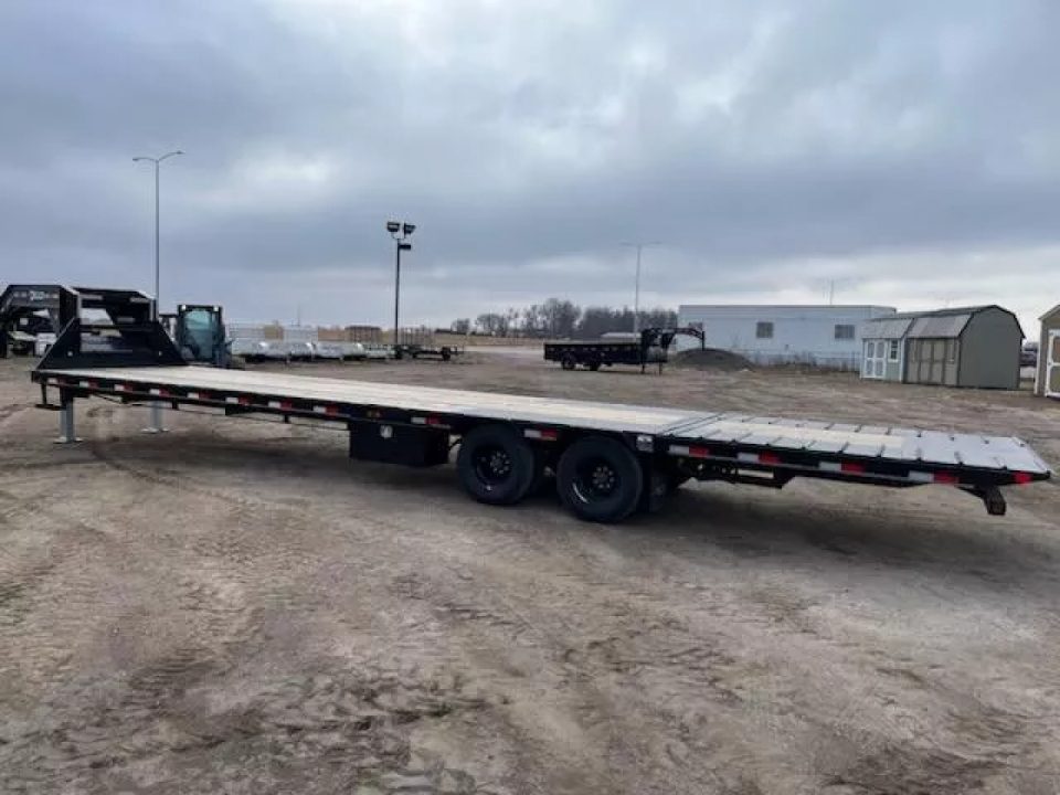New 2025 Delco Trailers 32' Hydraulic Dove Tail Gooseneck  Flatbed Trailer