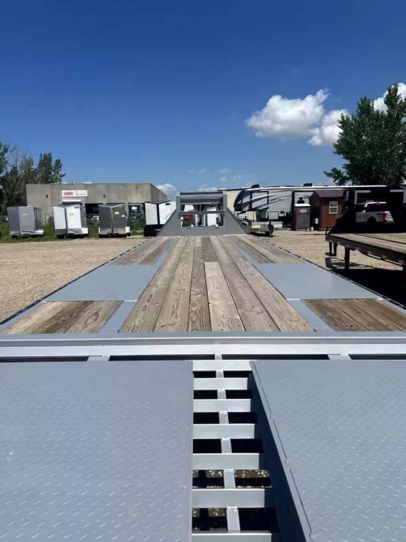 New 2026 Delco Trailers 32' Deckover w/Mega Ramps  Gooseneck  Flatbed Trailer