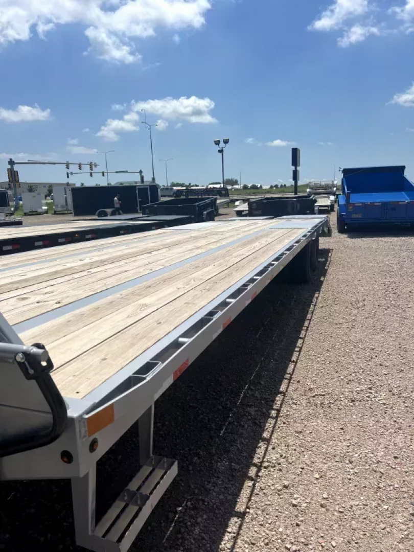 New 2026 Delco Trailers 32' Deckover w/Mega Ramps  Gooseneck  Flatbed Trailer