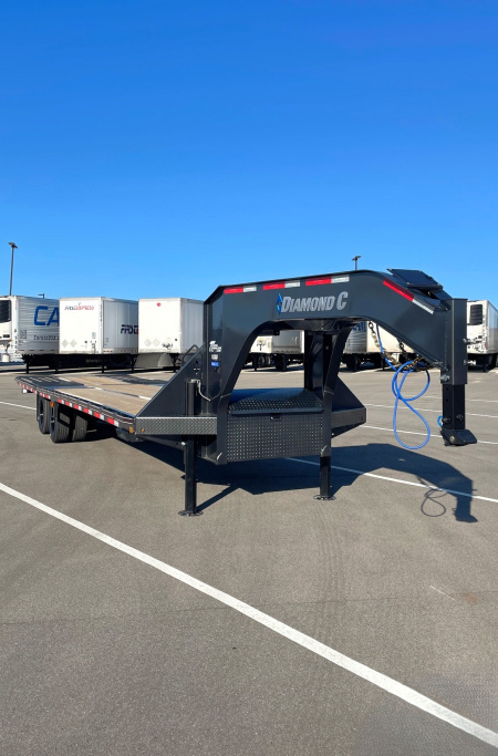 New Diamond C 32' FMAX 212 Flatbed Gooseneck Trailer: Hydraulic Dove, 25,900 GVWR, Spare