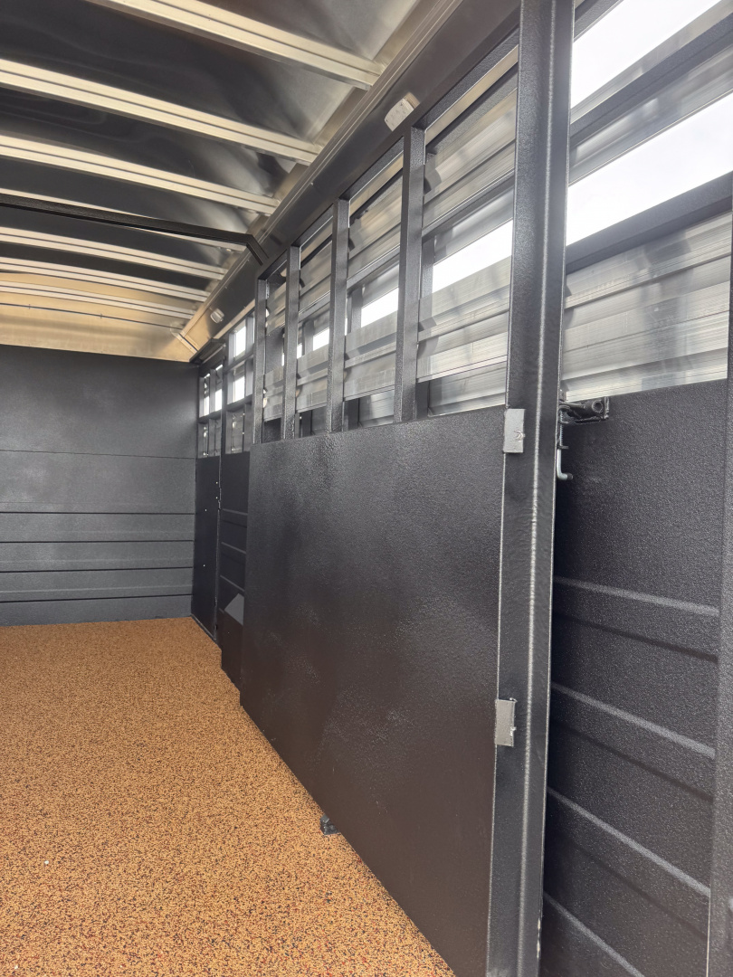 New 2026 Logan Coach 20' GN Stockman Combo