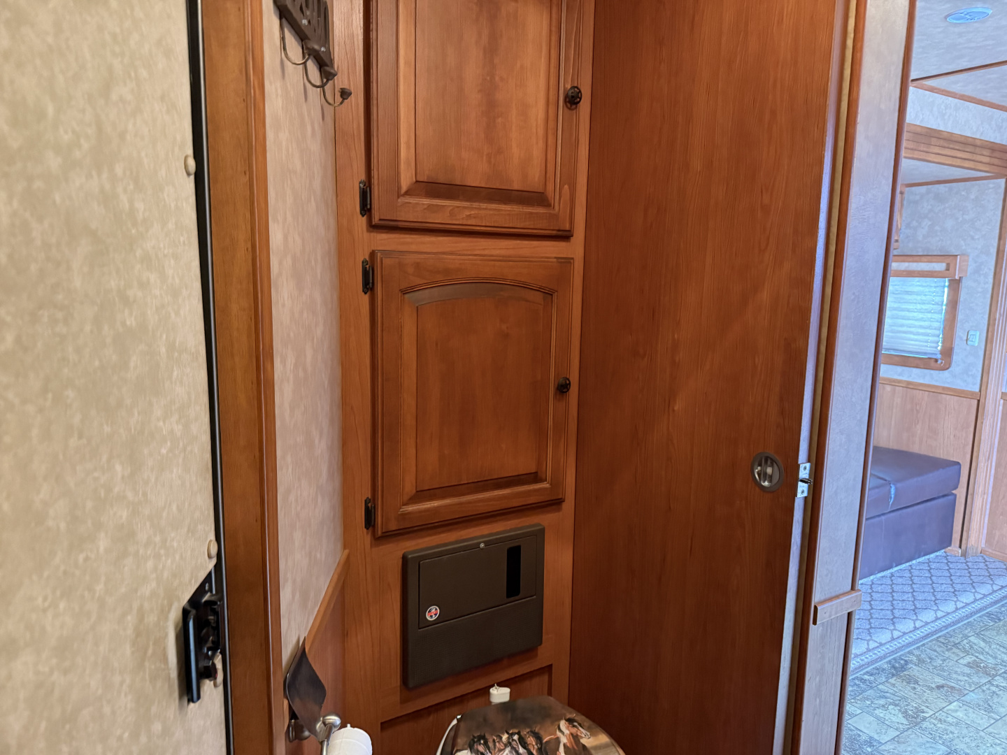 Used 2011 Hoosier 8311-8' SLIDE Horse Trailer