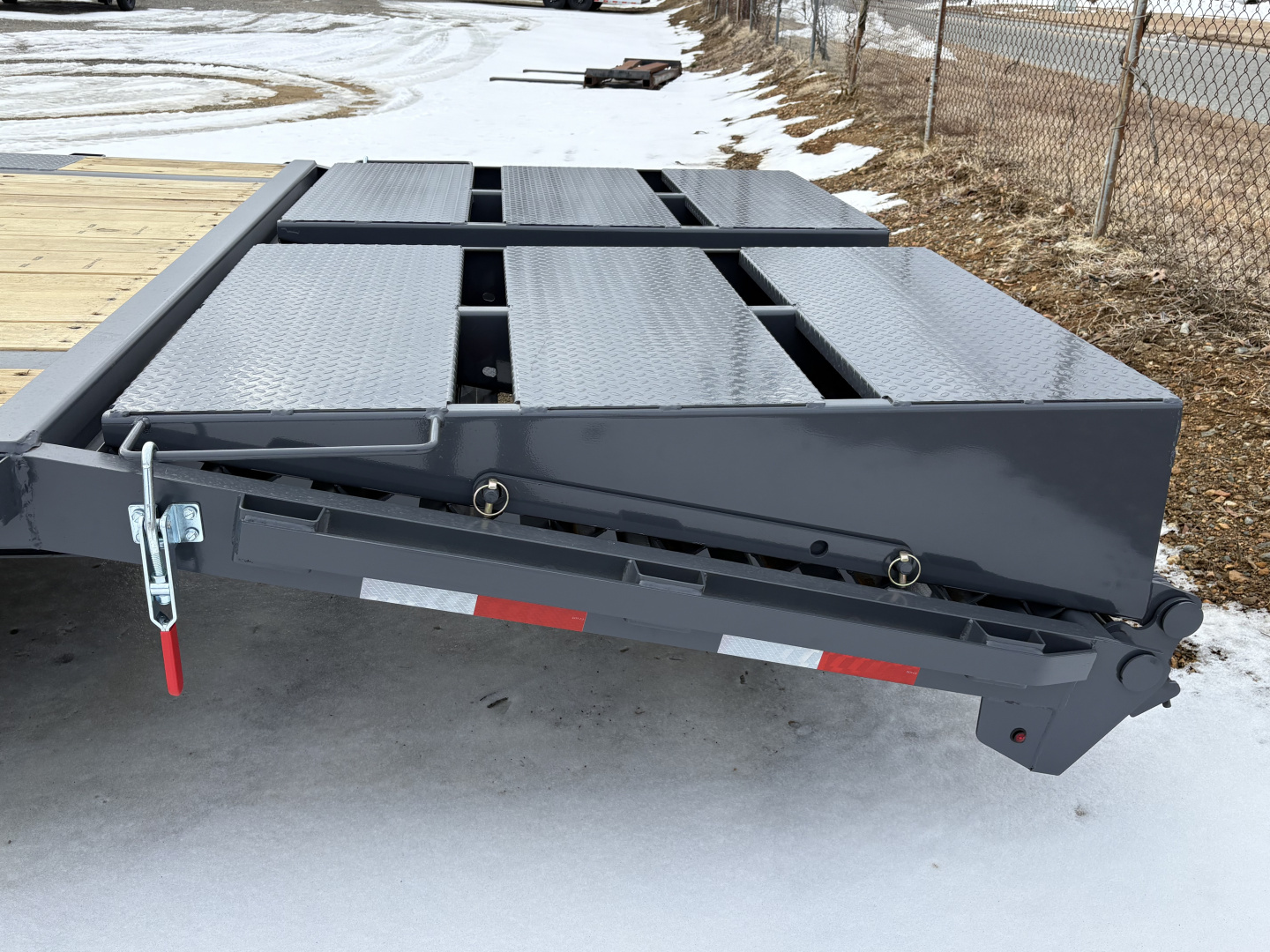 New 2026 Down 2 Earth Trailers 25' 15.5K Gooseneck Flatbed w/ 5' Dove and Real Steel Ramps
