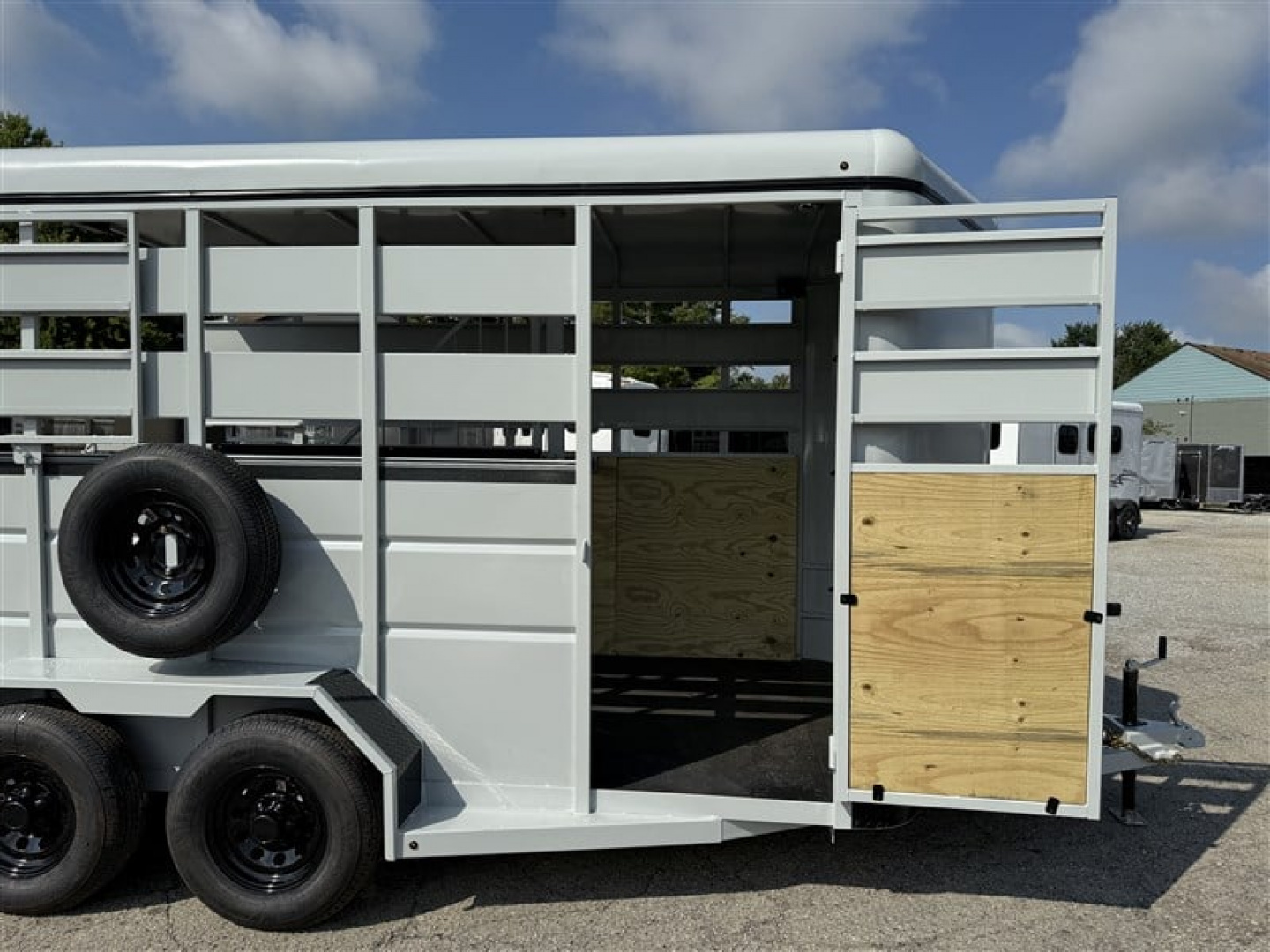 New 2026 Valley 2 HORSE STRAIGHT LOAD w/ RAMP >> EXTRA TALL & WIDE