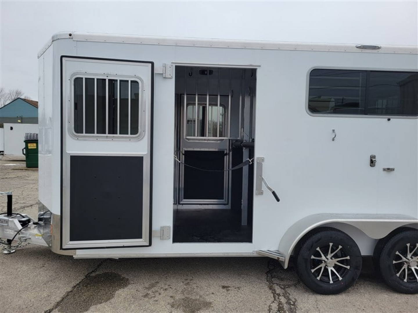 New 2026 Kiefer 2 HORSE STRAIGHT LOAD w/ RAMP Horse Trailer