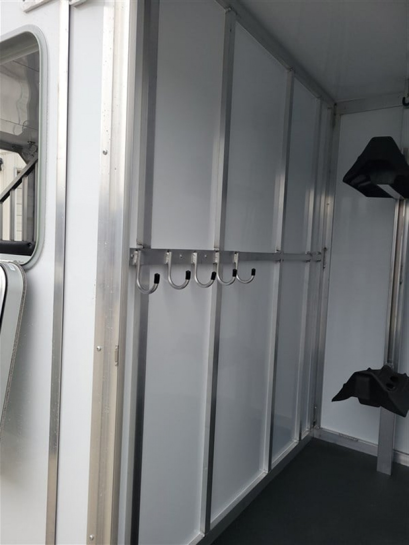 New 2026 Kiefer 2 HORSE STRAIGHT LOAD w/ RAMP Horse Trailer